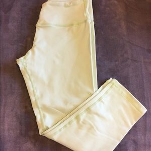 Lululemon seafoam green size 4 cropped yoga pants